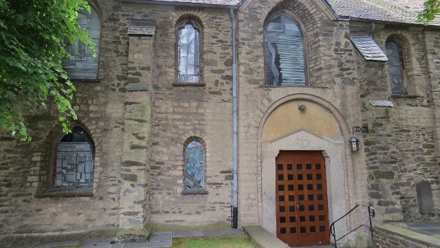 Historisches Gotteshaus trifft moderne Glaskunst 
