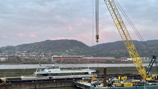 Schiffswrack nach sieben Jahren aus Brohl-Lützing geschleppt