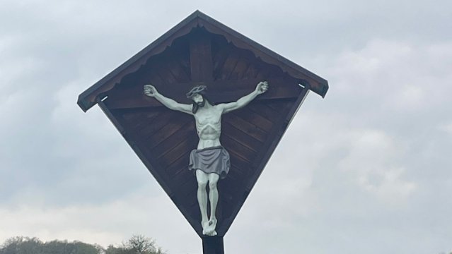 Wegekreuz in Hartenfels wieder aufgestellt