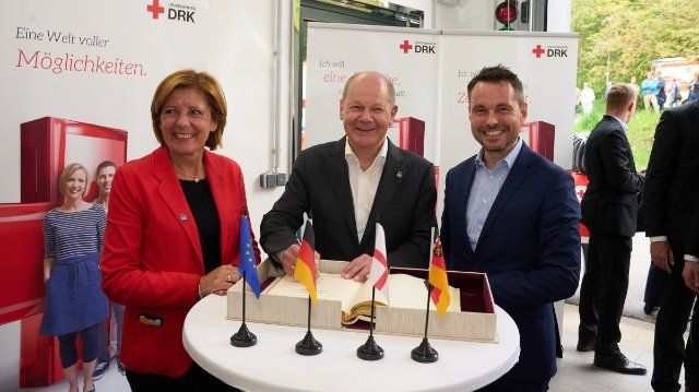 Bundeskanzler Scholz verewigt sich im Goldenen Buch der Stadt Koblenz