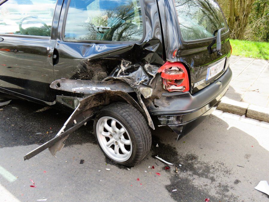 Schwarzer SUV sorgt für Verkehrsunfall mit verletzten Kindern auf B9 und flüchtet - Polizei auf Zeugensuche Schwarzer SUV sorgt für Verkehrsunfall mit verletzten Kindern auf B9 und flüchtet - Polizei auf Zeugensuche