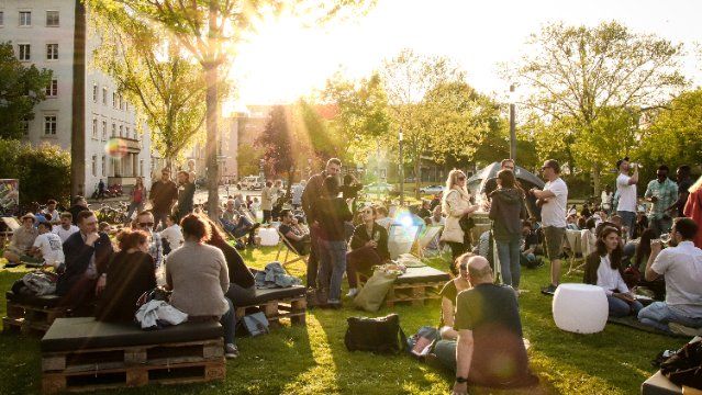Blaue Stunde lädt zu Wein, Sounds und Winzerbrotzeit vor der Rhein-Mosel-Halle ein