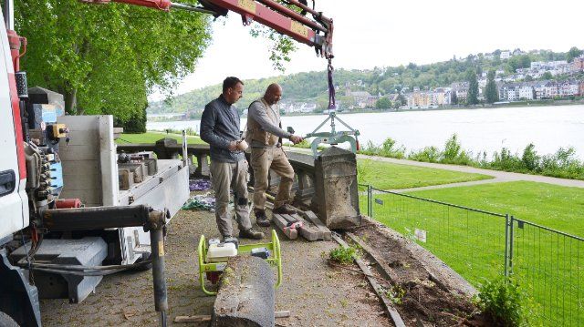 Brüstung vor Kaiserin-Augusta-Denkmal wird abmontiert