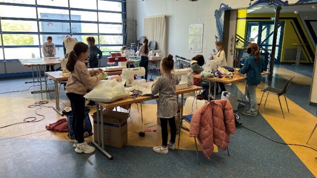 Kinder und Jugendliche erobern die Nähmaschinen