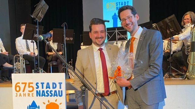 Oliver Krügel gratuliert mit Wappenteller