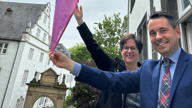 Regenbogenfahne weht wieder über dem Rathauseingang