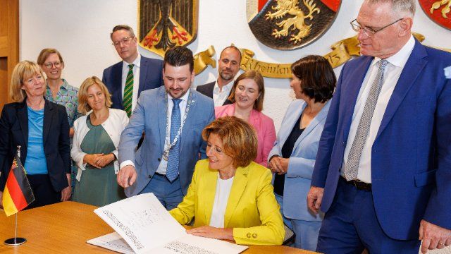 Malu Dreyer trägt sich ins Goldene Buch ein