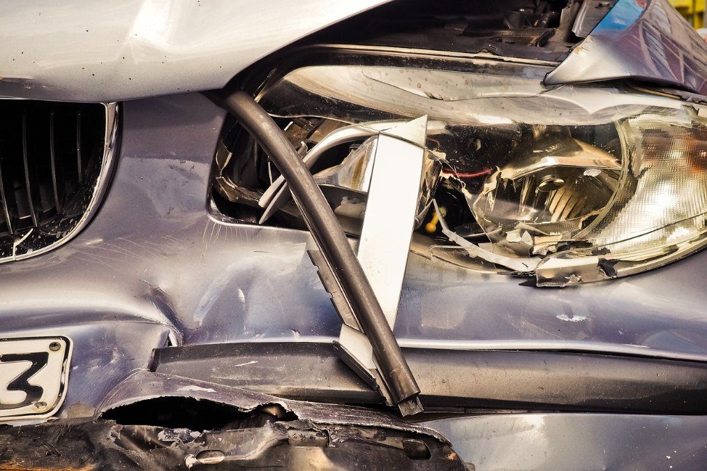 Schwerer Verkehrsunfall auf B256: Fahrzeug überschlägt sich und verletzt Fahrerin