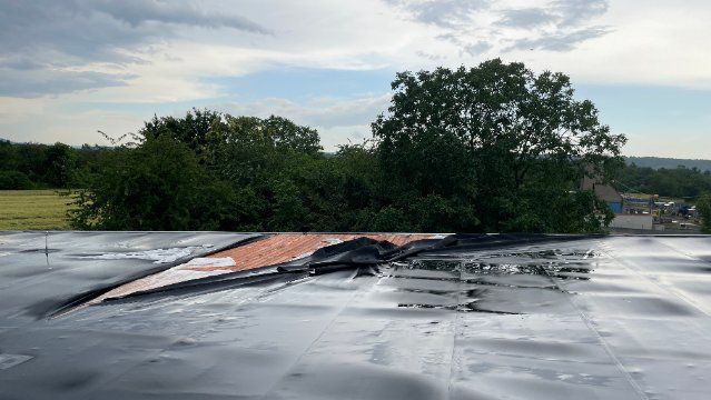 Unwetter beschädigt Supermarkt-Dach, stürzt Bäume um und überflutet Straßen 