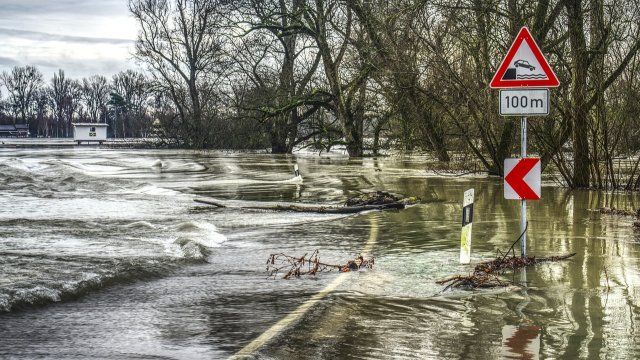Ahr-Niedrigwasser deckt Auto auf