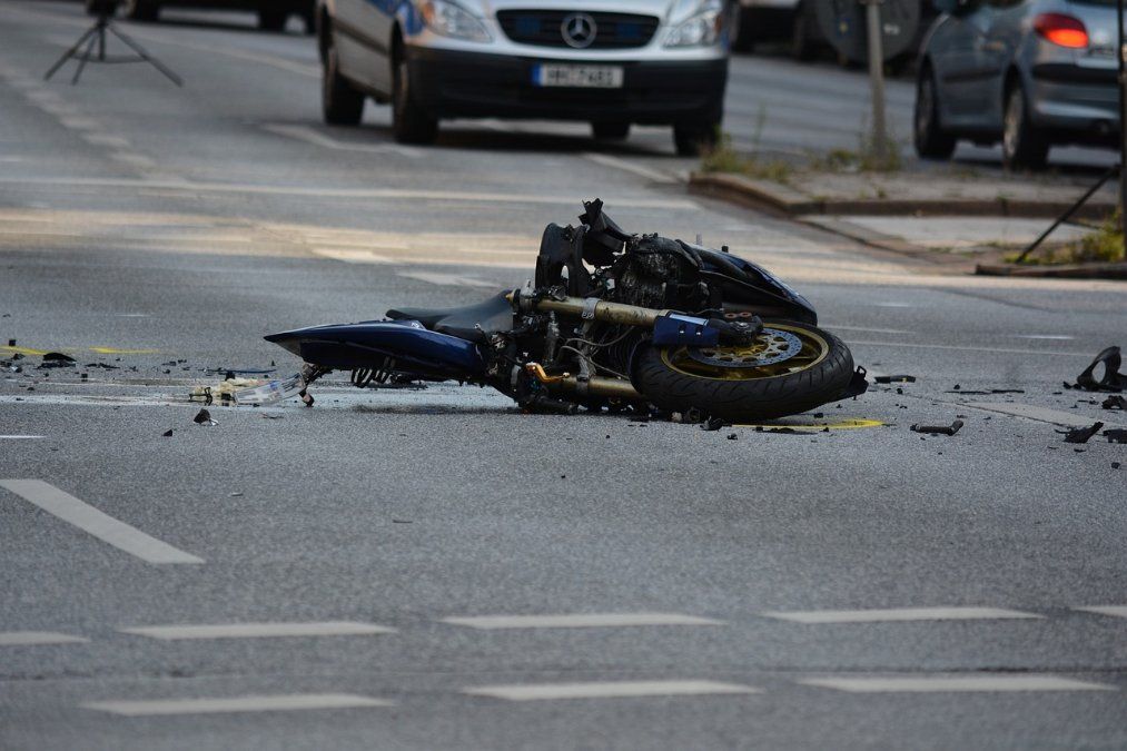 Motorradfahrer fährt auf Auto auf und erleidet schwere Verletzungen