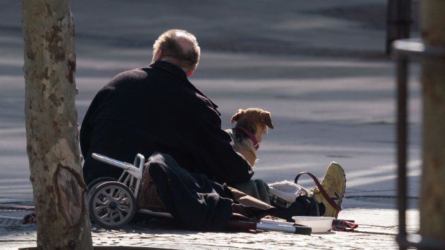 Wasser und Schatten: Wie Städte sich bei Hitze um Obdachlose kümmern
