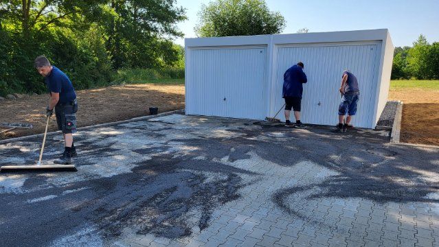 Doppelgarage und Hoffläche in Goddert fertig gestellt