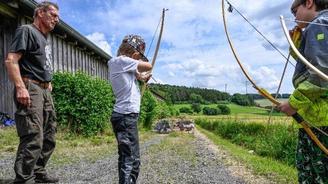 Geo for kids: Bogenbau-Erlebnis auf Burg Olbrück