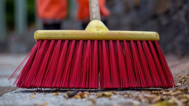 Stadt Mayen macht auf Pflicht zur Gehwegreinigung aufmerksam
