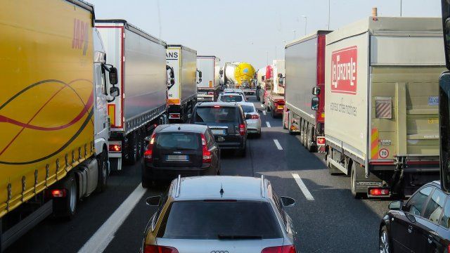 Stundenlangesperre auf der A3: Vier Lkw's kollideren