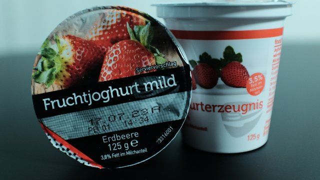 Verbraucherzentrale warnt: Erhöhter Zuckerwert in Erdbeerjoghurt