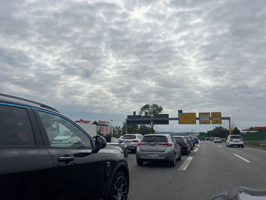 Verkehrschaos auf der B9 nach LKW-Unfall: Wie lange standen oder stehen Sie im Stau? Verkehrschaos auf der B9 nach LKW-Unfall: Wie lange standen oder stehen Sie im Stau?