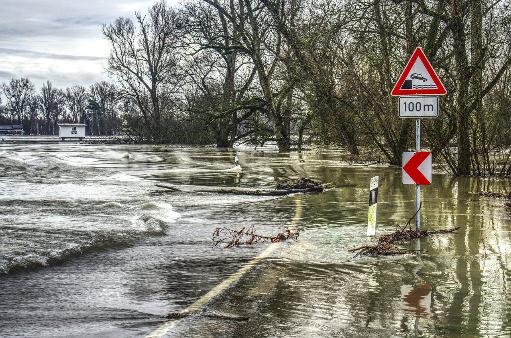 Ahr-Niedrigwasser deckt Auto auf Ahr-Niedrigwasser deckt Auto auf