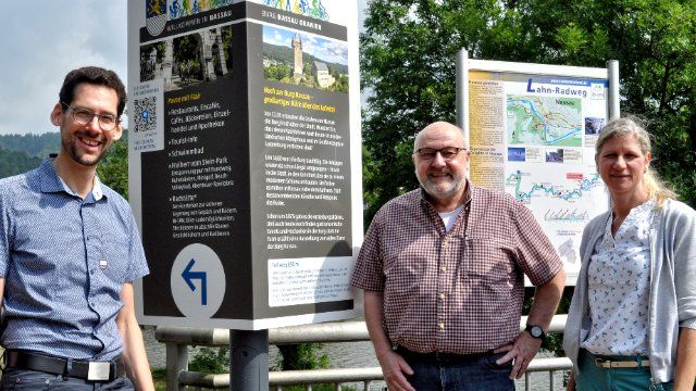 REWE Ulrich Pebler sponsert Fahrradweg-Beschilderung 