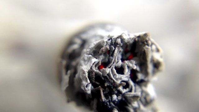 Betrunkener Fußgänger fragt Autofahrer nach Feuer und wird geschlagen