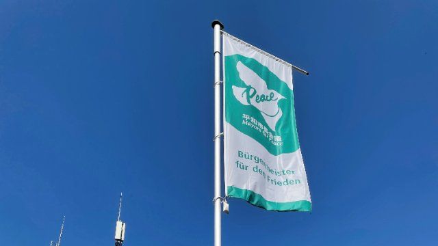 Mayen zeigt Flagge für eine atomwaffenfreie und friedliche Welt