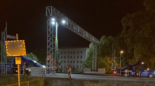 Aufbau der neuen Wechselverkehrsführung an der Pfaffendorfer Brücke