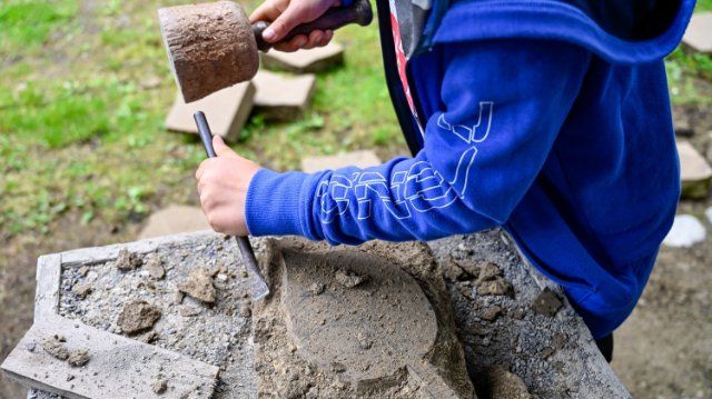 Geo for kids: Tuffsteinhämmerkurs für Kinder in Weibern