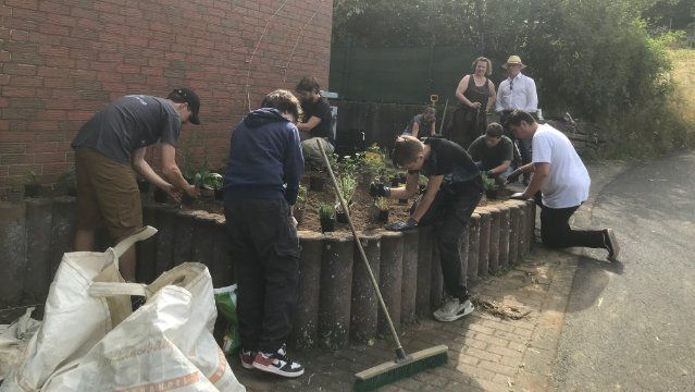 Schüler der IGS Selters legen Beet mit Blühpflanzen an