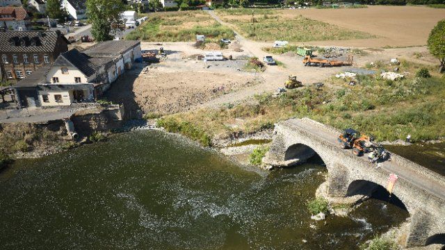 Rückbau der flutgeschädigten Nepomukbrücke hat begonnen
