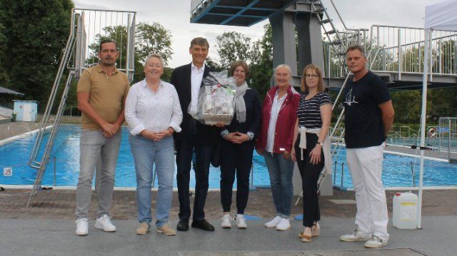 Neuer Sprungturm im Koblenzer Freibad übergeben