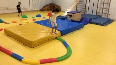 Psychomotorik-Training in der Turnhalle der Kita Don Bosco