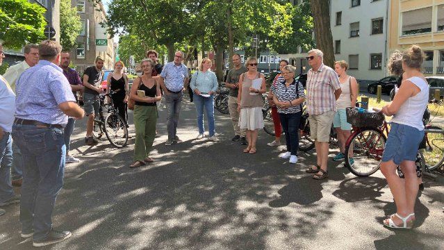 Baudezernent besichtigt mit Fraktionen die Südallee