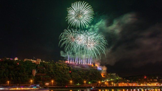 Stadt Koblenz verlost Freikarten für die Schlosstreppen bei „Rhein in Flammen“