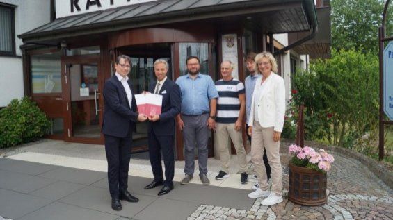 Staatssekretär überreicht Förderbescheide