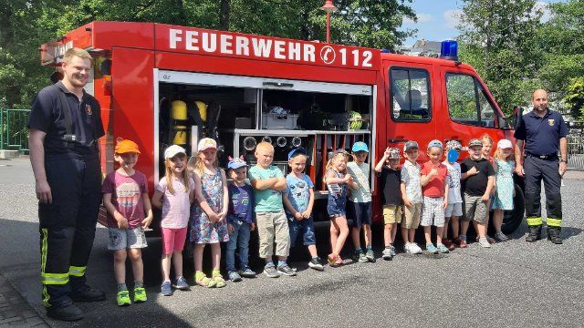 Vorschulkinder lernen den richtigen Umgang mit Feuer