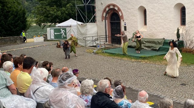 Ein wetterfester „Sommernachts(alb)traum“