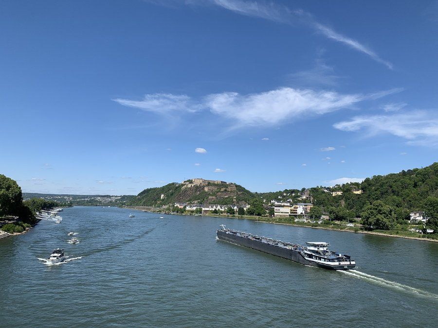 Koblenz: Reinigungsarbeiten im Wallersheimer Hafenbecken nach Ölaustritt Koblenz: Reinigungsarbeiten im Wallersheimer Hafenbecken nach Ölaustritt