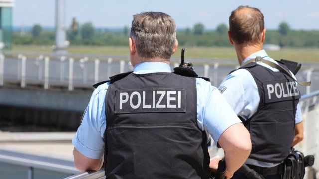 Jugendlicher mit Softairwaffe im Regionalzug löst Großeinsatz mit Hubschrauber aus