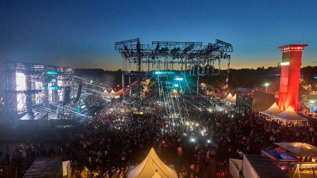 Vorbereitungen für Technofestival Nature One bei wechselhaftem Wetter
