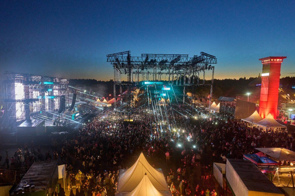 Vorbereitungen für Technofestival Nature One bei wechselhaftem Wetter Vorbereitungen für Technofestival Nature One bei wechselhaftem Wetter