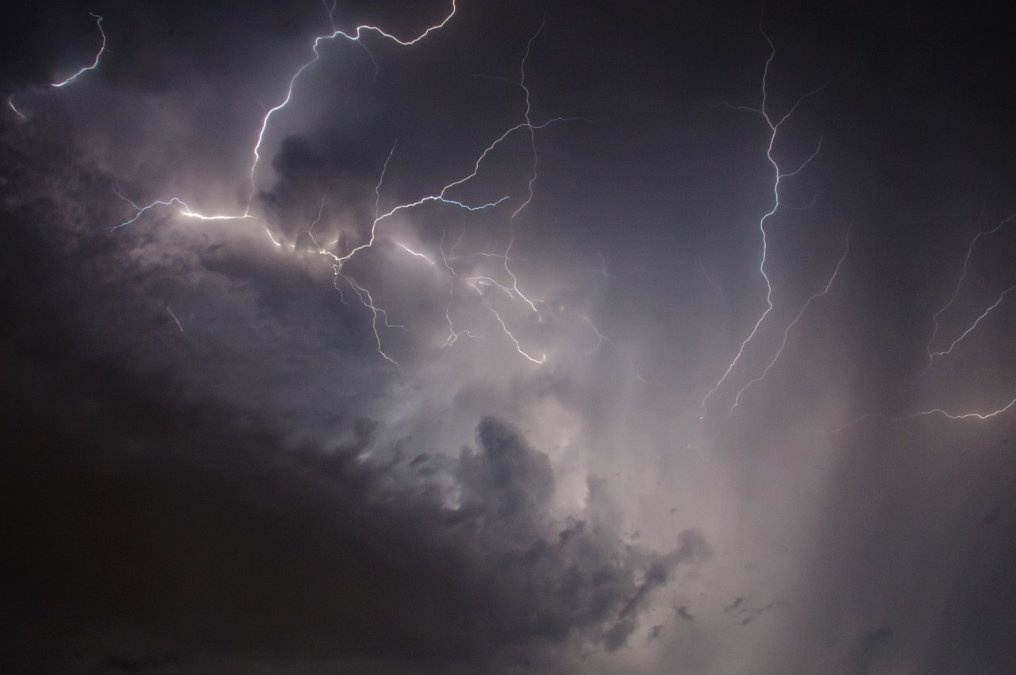 Gewitter ziehen heran - Unwetter mit Starkregen und Hagel möglich