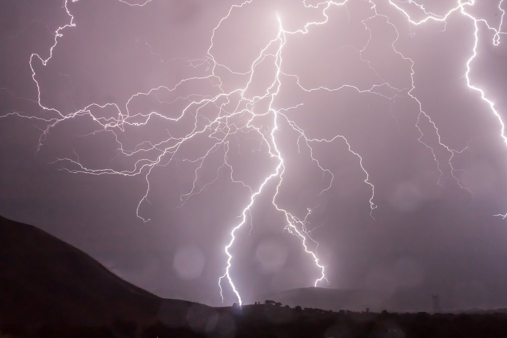 Heftige Unwetter in Rheinland-Pfalz: Überflutete Keller, Straßensperren und ein Toter Heftige Unwetter in Rheinland-Pfalz: Überflutete Keller, Straßensperren und ein Toter