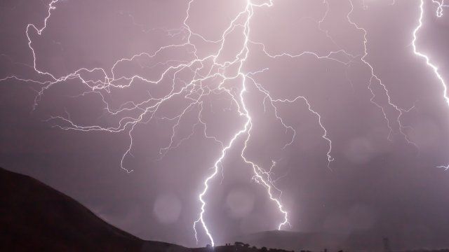 Heftige Unwetter in Rheinland-Pfalz: Überflutete Keller, Straßensperren und ein Toter