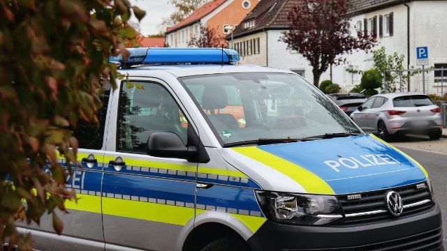 Bus kommt auf B49 von Fahrbahn ab - medizinischer Notfall beim Fahrer