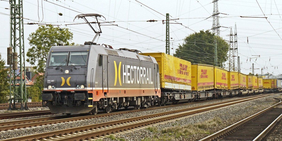 Güterzug überfährt Einkaufswagen und Plastikstuhl Güterzug überfährt Einkaufswagen und Plastikstuhl