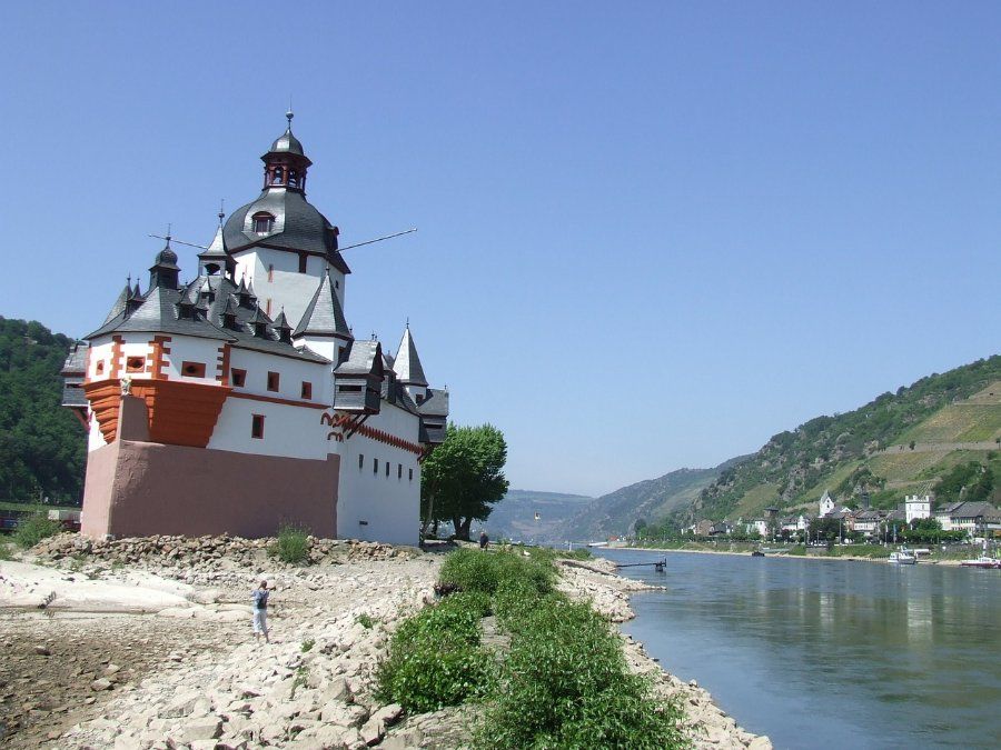 Niedriger Wasserstand: Schiffe mit weniger Ladung auf dem Rhein