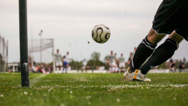  Linienrichter bei Fußballspiel attackiert 