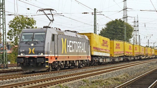 Güterzug überfährt Einkaufswagen und Plastikstuhl