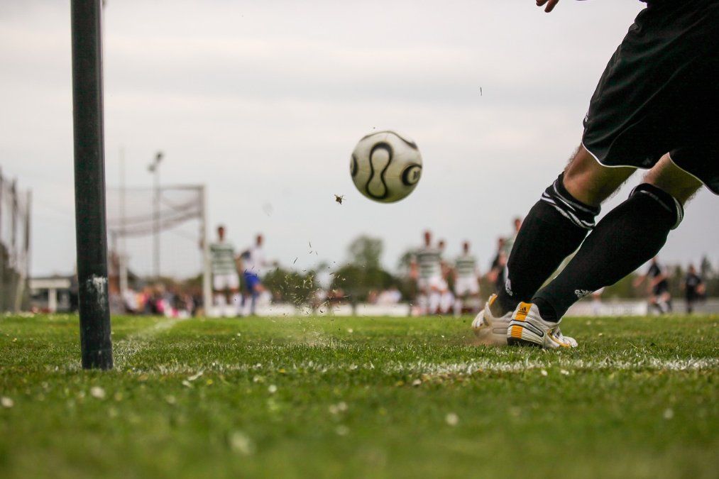  Linienrichter bei Fußballspiel attackiert 